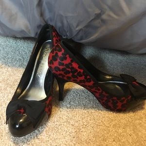 Red and black animal print dress pump